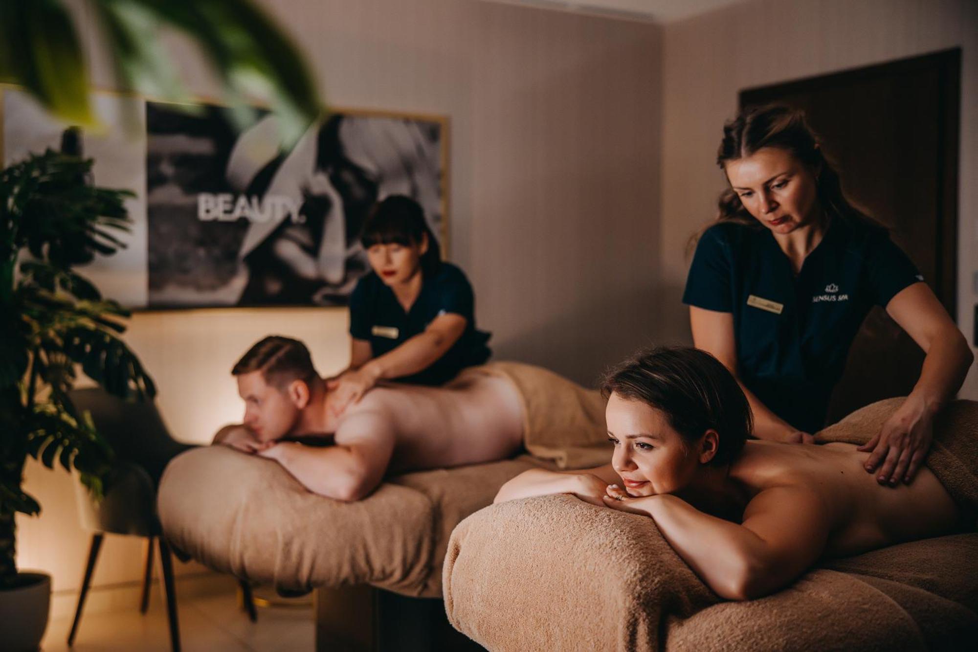Elements Hotel&Spa Świeradów-Zdrój エクステリア 写真 Massage therapists working on a couple
