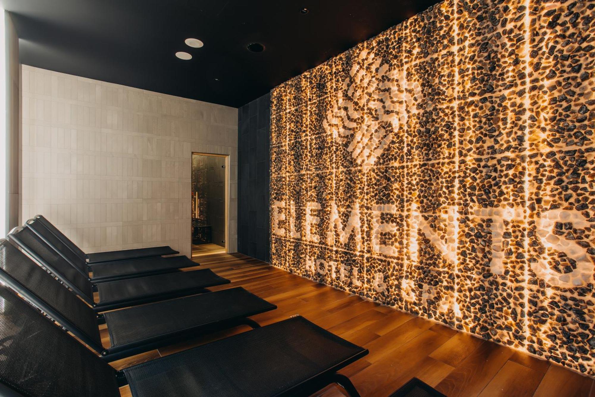 Elements Hotel&Spa Świeradów-Zdrój エクステリア 写真 A wall of backlit onyx