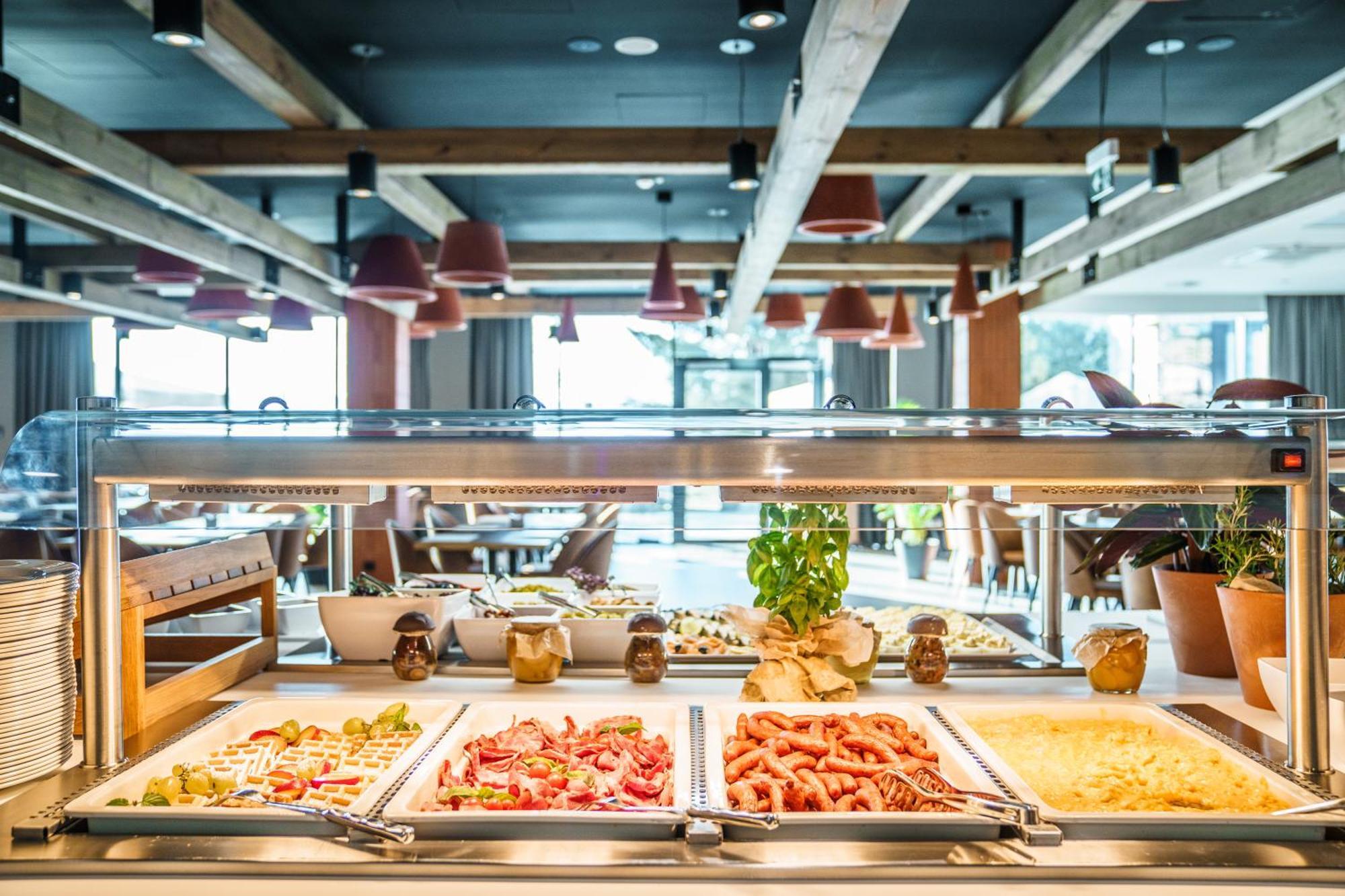 Elements Hotel&Spa Świeradów-Zdrój エクステリア 写真 A buffet at a restaurant