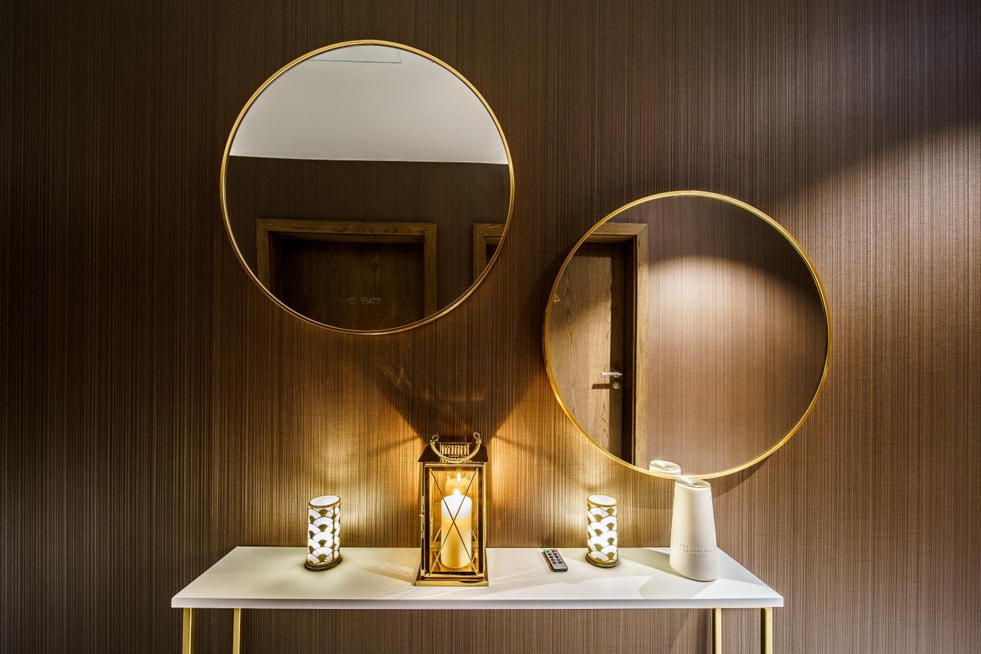 Elements Hotel&Spa Świeradów-Zdrój エクステリア 写真 A modern console table